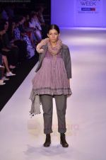 Model walk the ramp for Pero By Aneeth Arora show at Lakme Fashion Week 2011 on 20th Aug 2011 (45).JPG