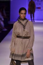 Model walk the ramp for Pero By Aneeth Arora show at Lakme Fashion Week 2011 on 20th Aug 2011 (9).JPG