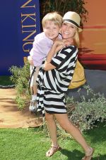 Julie Bowen attends the World Premiere of movie The Lion King 3D at the El Capitan Theater on 27th August 2011 (4).jpg
