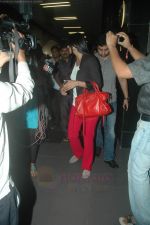 Shilpa Shetty, Raj Kundra snapped at International Airport, Mumbai on 27th Aug 2011 (16).JPG