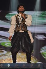 Sonu Nigam on the sets of X Factor in Filmcity, Mumbai on 28th Aug 2011 (7).JPG