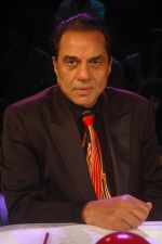 Dharmendra on the sets of India_s got talent in Filmcity on 29th Aug 2011 (13).JPG