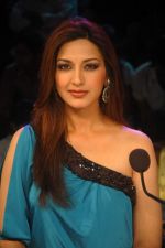 Sonali Bendre on the sets of India_s got talent in Filmcity on 29th Aug 2011 (48).JPG