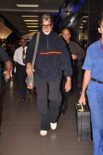 Amitabh Bachchan snapped with designer sling  in International Airport, Mumbai on 30th Aug 2011 (2).JPG