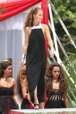 Minka Kelly on sets of Charlie_s Angels in Miami on 31st August 2011 (2).jpg