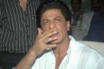 Shahrukh Khan celebrates eid with media at home on 31st Aug 2011 (1).JPG