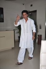 Shahrukh Khan celebrates eid with media at home on 31st Aug 2011 (5).JPG