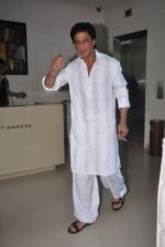 Shahrukh Khan celebrates eid with media at home on 31st Aug 2011 (6).JPG