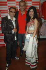 Shibani Kashyap, Siddharth Kannan, Taz at the launch of Prashant Shirsat_s album Deva o Deva in Provogue lounge on 1st Sept 2011 (45).JPG