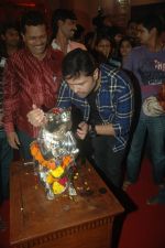 Himesh Reshammiya unveils the first look of his film Damadamm at Andheri Cha Raja on 2nd Aug 2011 (27).JPG
