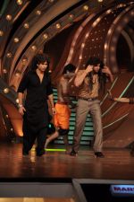 Hrithik Roshan, Shahid Kapoor on the sets of Just Dance in Filmcity, Mumbai on 2nd Sept 2011 (38).jpg