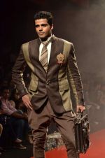 Model walk the ramp for Arjun Khanna at Van Heusen India Mens Week Day 1 on 2nd Sept 2011 (12).JPG