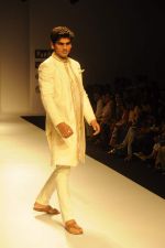 Model walk the ramp for Rajvi Mohan at Van Heusen India Mens Week Day 2 on 3rd Sept 2011 (17).JPG