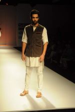 Model walk the ramp for Rajvi Mohan at Van Heusen India Mens Week Day 2 on 3rd Sept 2011 (2).JPG