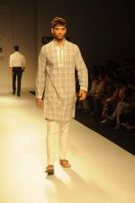 Model walk the ramp for Rajvi Mohan at Van Heusen India Mens Week Day 2 on 3rd Sept 2011 (21).JPG