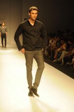 Model walk the ramp for Rajvi Mohan at Van Heusen India Mens Week Day 2 on 3rd Sept 2011 (34).JPG