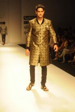 Model walk the ramp for Rajvi Mohan at Van Heusen India Mens Week Day 2 on 3rd Sept 2011 (42).JPG