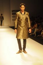 Model walk the ramp for Rajvi Mohan at Van Heusen India Mens Week Day 2 on 3rd Sept 2011 (43).JPG