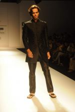 Model walk the ramp for Zubair Kirmani at Van Heusen India Mens Week Day 2 on 3rd Sept 2011 (47).JPG
