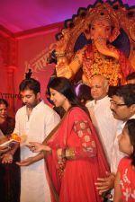 Shilpa Shetty, Raj Kundra visits Chinchpokli Ganpati pandal in Mumbai on 5th Sept 2011 (6).JPG
