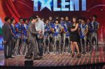 John Abraham, Genelia D Souza on the sets of India_s Got Talent in Filmcity, Mumbai on 12th Sept 2011 (87).JPG
