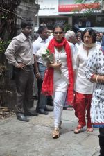 Kajol, Tanuja at the farewell to photogrpaher Gautam Rajadhyaksha in Mumbai on 13th Sept 2011 (26).JPG