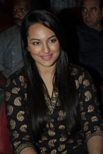 Sonakshi Sinha at the Sindhi Awards ceremony in Rang Sharda Hotel, Andheri, Mumbai on 13th Sept 2011 (7).JPG