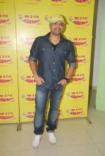 Himesh Reshammiya at Damadam Promotion in Radio Mirchi on 14th Sept 2011 (26).JPG
