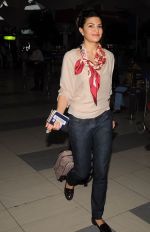 Jacqueline Fernandes returns from Dubai shoot in International Airport, Mumbai on 14th Sept 2011 (5).JPG