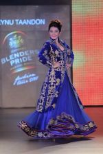 Minissha Lamba walk the ramp at the Blenders Pride Fashion Tour 2011 show in Delhi on 19th Sept 2011 (19).jpg