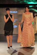 Sameera Reddy walk the ramp at the Blenders Pride Fashion Tour 2011 show in Delhi on 19th Sept 2011 (56).jpg