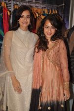 Auritra Ghosh, Dia Mirza at Ritu Kumar store in Phoneix Mill on 21st Sept 2011 (8).JPG