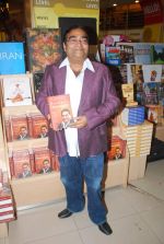 Dr. Mukesh Batra at Mukesh Batra_s Healing with Homeopothy book launch in Crossword, Kemps Corner on 21st Sept 2011 (9).JPG