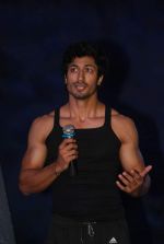 Vidyut Jamwal performs live stunts for film Force at Famous Studio on 21st Sept 2011 (7).JPG