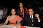 Esha Deol, Hema Malini, Dharmendra on the sets of India_s Got Talent in Filmcity, Mumbai on 22nd Sept 2011 (15).JPG