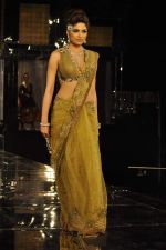Model walk the ramp for Shane Falguni Show at Amby Valley India Bridal Week day 4 on 26th Sept 2011 (55).JPG
