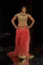 Sameera Reddy walk the ramp for Shane Falguni Show at Amby Valley India Bridal Week day 4 on 26th Sept 2011 (14).JPG