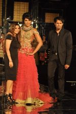 Sameera Reddy walk the ramp for Shane Falguni Show at Amby Valley India Bridal Week day 4 on 26th Sept 2011 (79).JPG