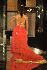 Sameera Reddy walk the ramp for Shane Falguni Show at Amby Valley India Bridal Week day 4 on 26th Sept 2011 (90).JPG