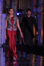 Model walk the ramp for Tarun Tahiliani finale at Aamby Valley Fashion week in Saharastar, Mumbai on 27th Sept 2011 (7).JPG