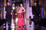 Model walk the ramp for Tarun Tahiliani finale at Aamby Valley Fashion week in Saharastar, Mumbai on 27th Sept 2011 (76).JPG