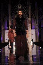 Model walk the ramp for Tarun Tahiliani finale at Aamby Valley Fashion week in Saharastar, Mumbai on 27th Sept 2011 (82).JPG