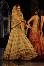 Model walk the ramp for Tarun Tahiliani finale at Aamby Valley Fashion week in Saharastar, Mumbai on 27th Sept 2011 (9).JPG