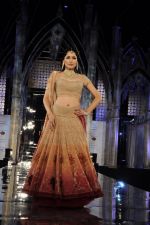 Model walk the ramp for Tarun Tahiliani finale at Aamby Valley Fashion week in Saharastar, Mumbai on 27th Sept 2011 (90).JPG