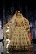 Model walk the ramp for Tarun Tahiliani finale at Aamby Valley Fashion week in Saharastar, Mumbai on 27th Sept 2011 (93).JPG