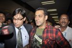 Salman Khan returns back after successful Surgery in Airport, Mumbai on 27th Sept 2011 (7).JPG