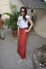 Sonakshi Sinha snapped in Mehboob Studio in Bandra, Mumbai on 27th Sept 2011 (15).JPG
