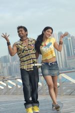 Suriya, Shruti Haasan in 7aum Arivu Movie Stills (22).jpg