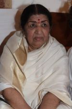 Lata Mangeshkar at Lata Mangeshkar_s birthday concert in Shanmukhanand Hall on 28th Sept 2011 (60).JPG