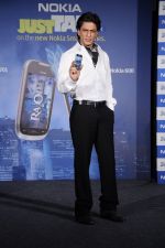 Shahrukh Khan unveils the new Nokia Symbian mobile in Trident, Mumbai on 28th Sept 2011 (20).JPG